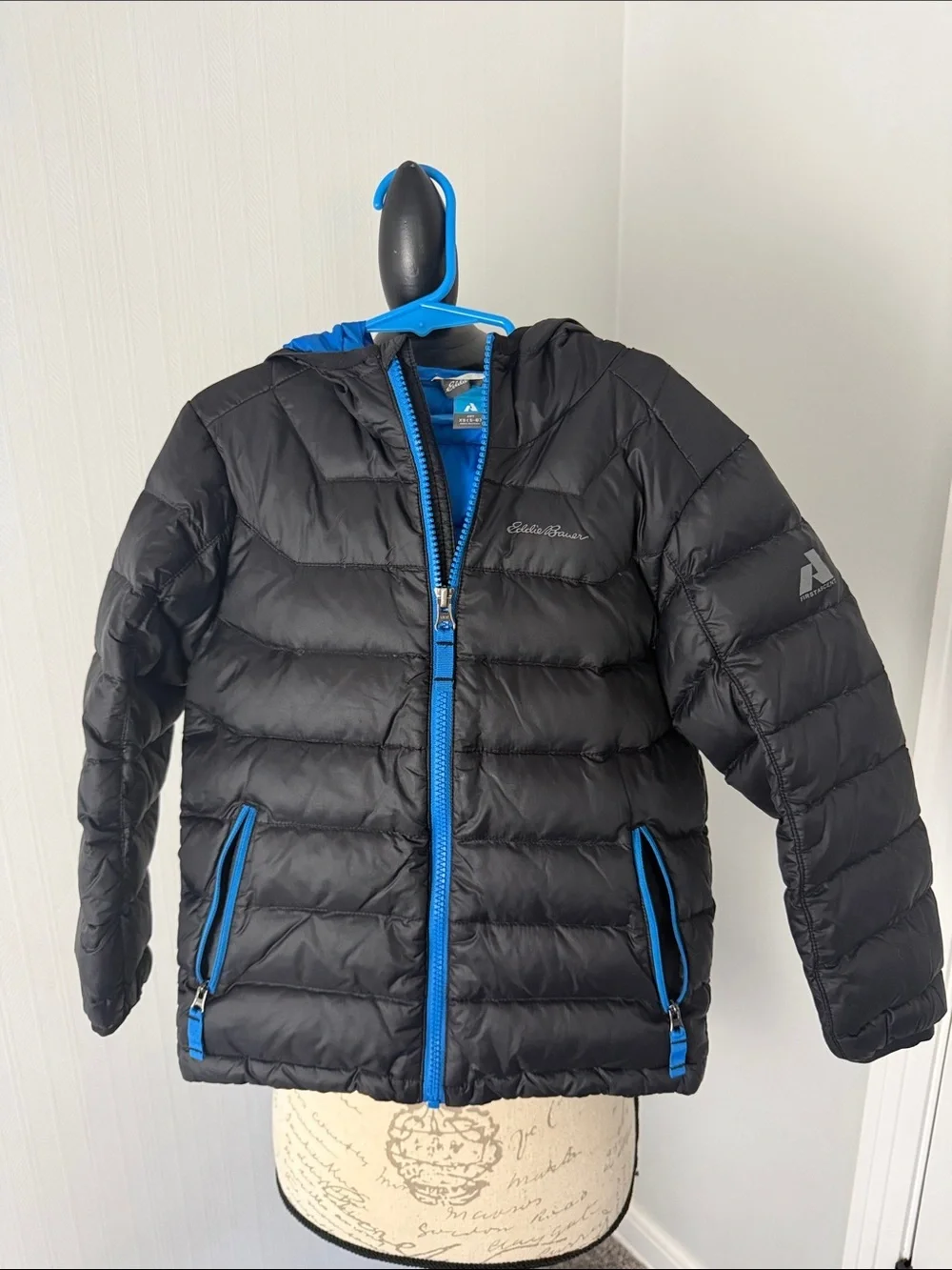 Eddie Bauer Black Puffer Jacket with Bright Blue Accents size XS 5/6